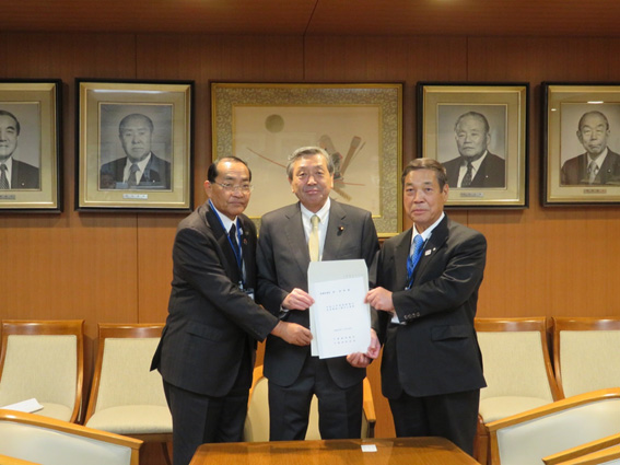 林衆議院議員（中央）に要望書を提出する太田・千葉県市長会副会長（左）、
岩田・千葉県町村会長（右）

