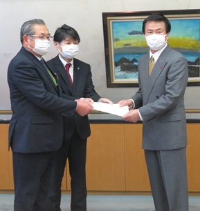 千葉県知事に要望書を提出する清水会長（中央）