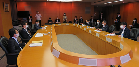 森田県知事に要望書を提出する清水会長（中央）、井崎副会長（左）