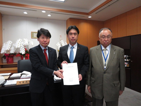 白須賀衆議院議員（右）に要望書を提出する清水・千葉県市長会長