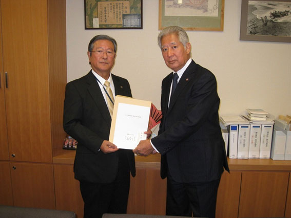 森衆議院議員（右）に要望書を提出する志賀・千葉県市長会長