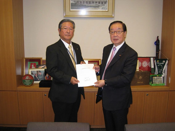 渡辺衆議院議員（右）に要望書を提出する志賀・千葉県市長会長