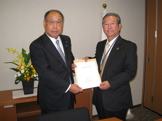 豊田参議院議員（左）に要望書を提出する志賀・千葉県市長会長