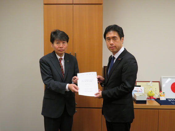 白須賀衆議院議員（右）に要望書を提出する清水・千葉県市長会長