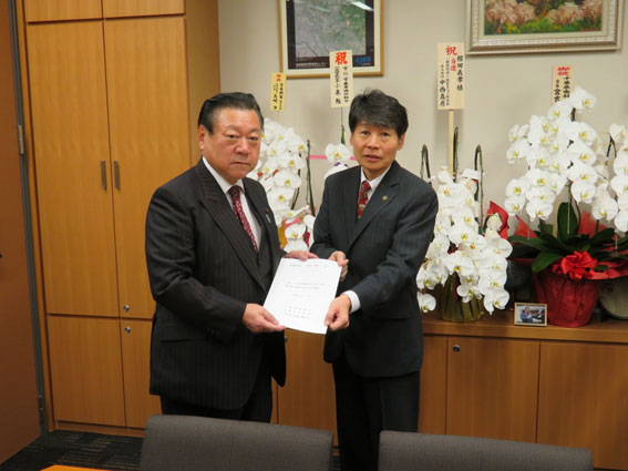 櫻田衆議院議員（左）に要望書を提出する清水・千葉県市長会長