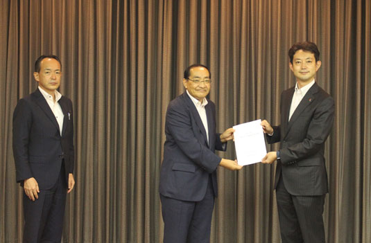 熊谷千葉県知事に要望書を提出する太田副会長（中央）、石井副会長（左）